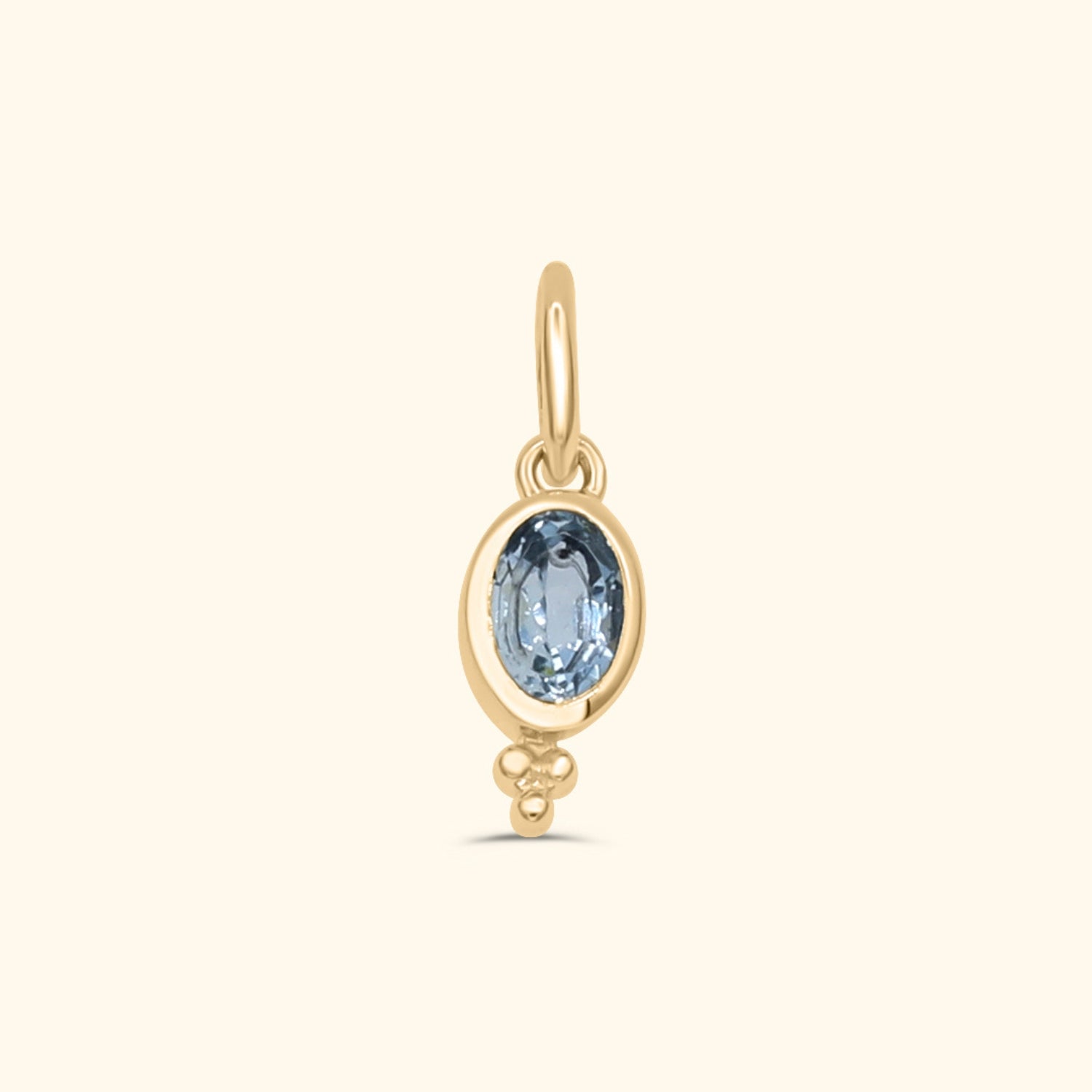 Gold plated birthstone hanger met ovale blauwe topaas en sierlijk detail – Josephina Jewelry