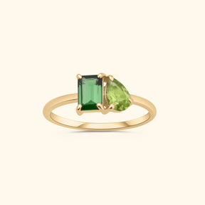 Goudkleurige Toi et Moi ring met groene toermalijn en peridot edelstenen op een fijne band